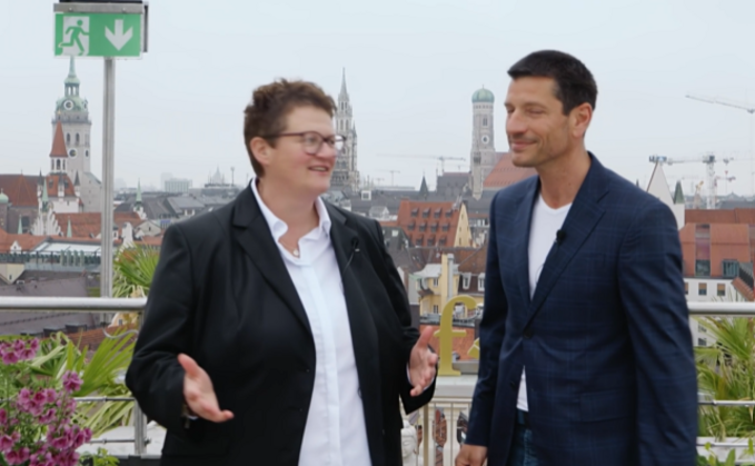 Elisabeth Vogl und Marcel Delmer, beide TD Synnex, wollen Partner über den Dächern Münchens KI-PCs von zahlreichen OEMs näher bringen.