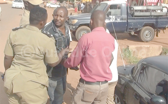 Mayengo (mu ssaati enzirugavu) oluvannyuma lwa poliisi okumutaasa ku batuuze b’e Bulenga. Mayengo (mu ssaati enzirugavu) oluvannyuma lwa poliisi okumutaasa ku batuuze b’e Bulenga.