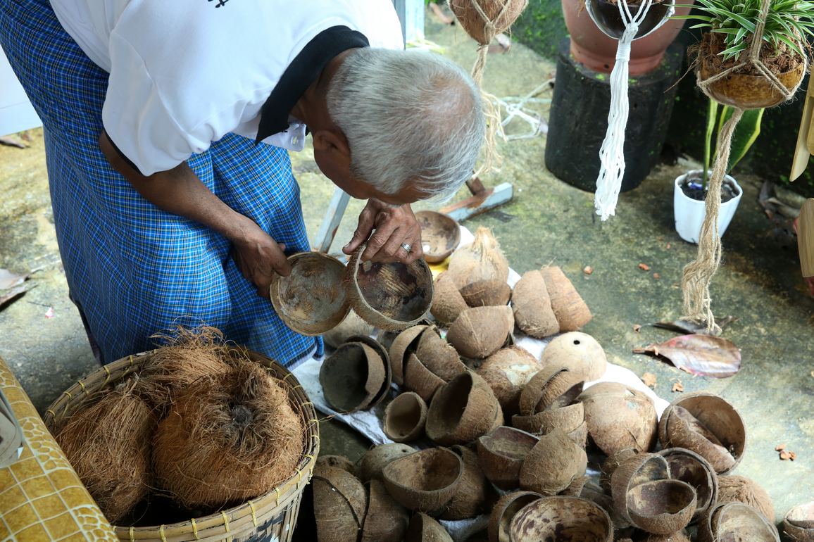 MYANMAR-YANGON-COCONUT SHELL-HANDICRAFT