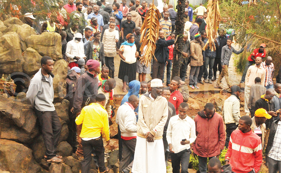 Abantu nga bali ku Rwizi Arch balindiridde poliisi okubabuulira by'ezudde Abantu nga bali ku Rwizi Arch balindiridde poliisi okubabuulira by'ezudde