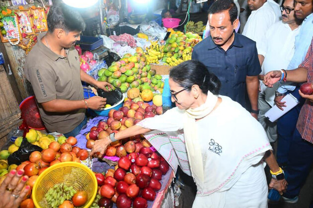 "Bazaar outreach": Mamata Banerjee hits Kolkata markets to connect with vendors ahead of 2nd phase of Bengal polls