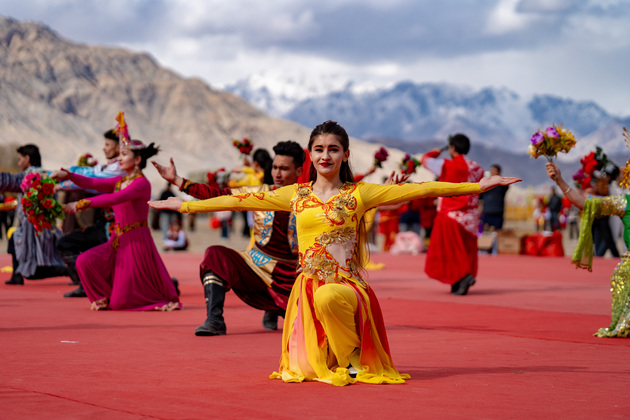 ChineseToday | Ethnic charm of young dancer glows on the stage of Pamir Plateau