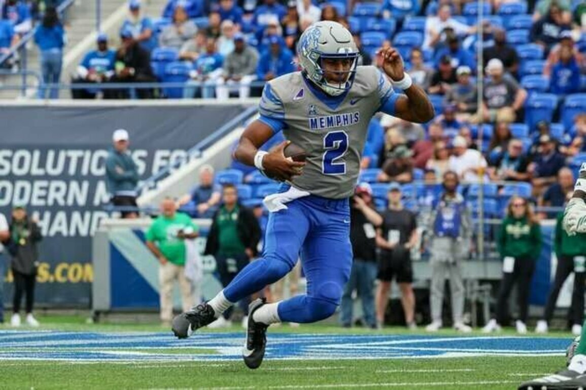 Memphis scores 17 in fourth to upset No. 18 South Florida