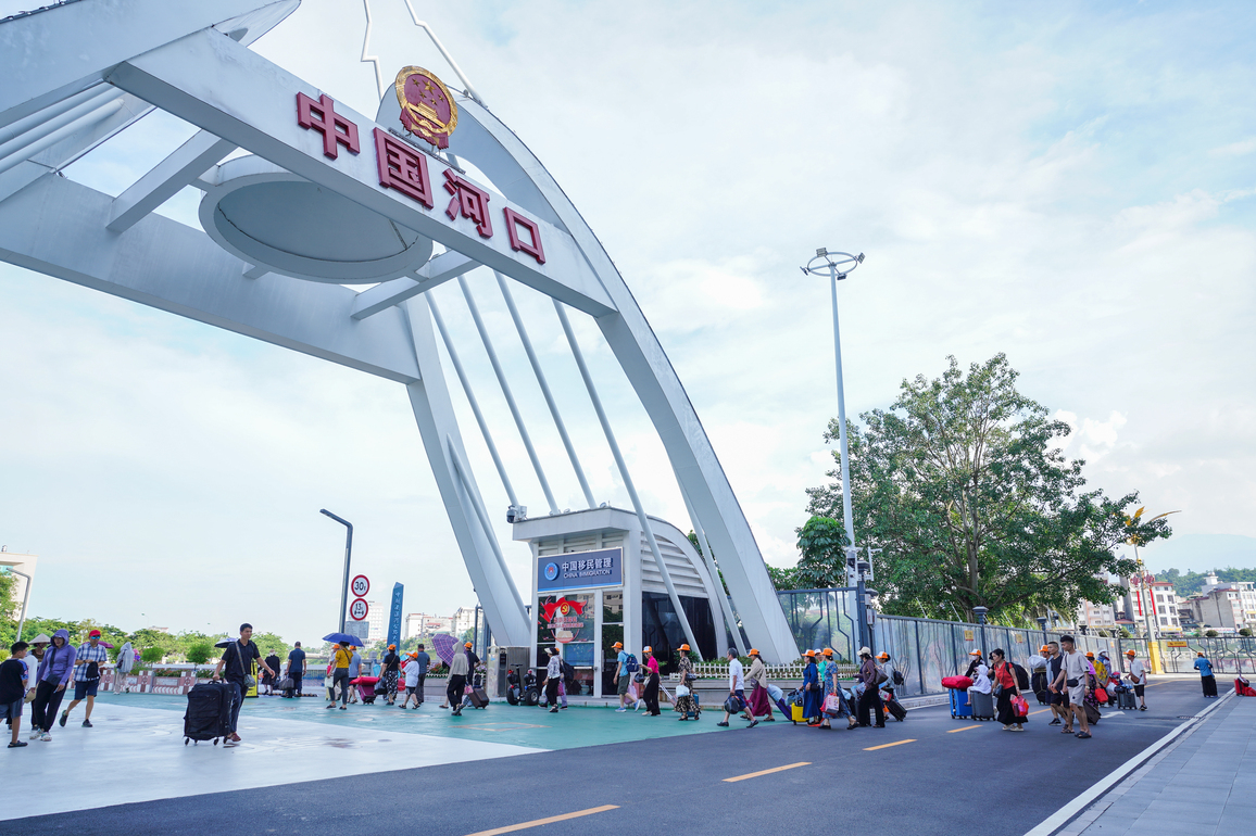 Border buzz: Shoppers, traders, tourists drive China-Vietnam ties