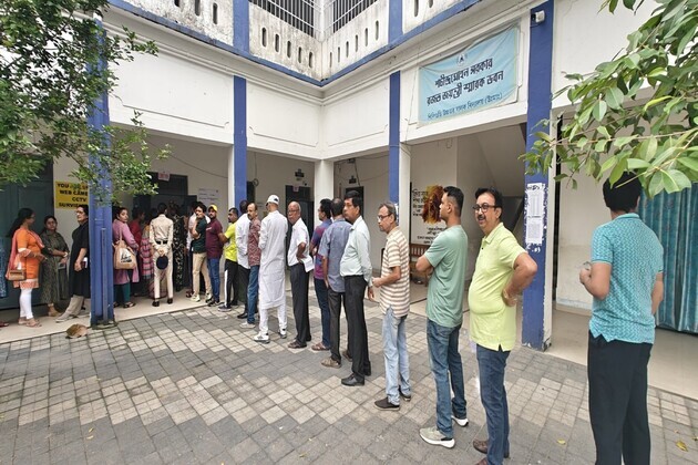Voters come out en-masse, Tamil Nadu registers 37.57 % turnout while West Bengal sees 41.11% at 11 am