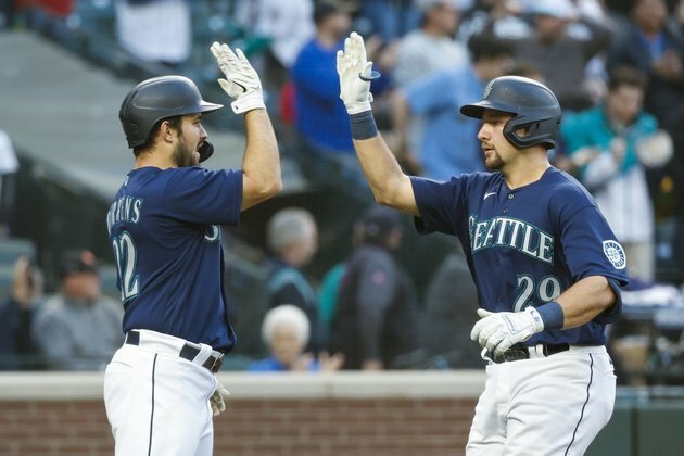 Mariners eke out 13th consecutive win over A's