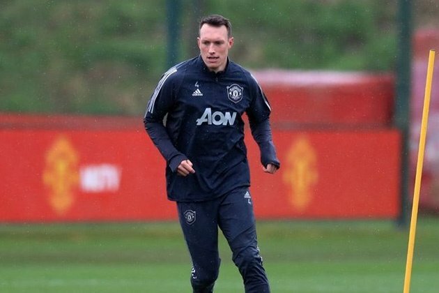 Man United&#039;s Phil Jones received Twitter apology after jibe