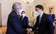  Argentina's president Alberto Hernandez (left) meets Posco CEO Jeong Woo