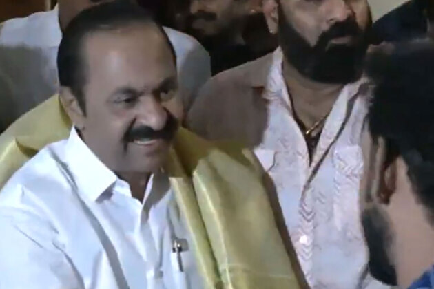 Keralam: AMMA members felicitate VD Satheesan at his residence