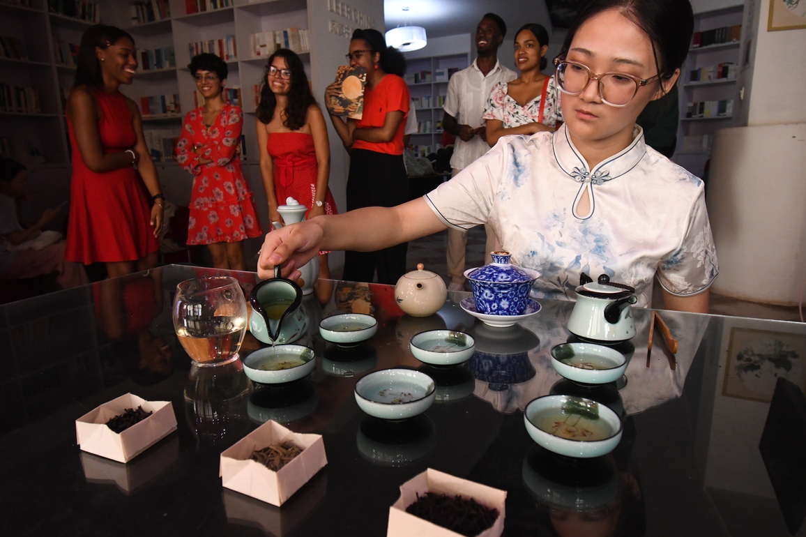 CUBA-HAVANA-CHINA-TEA CULTURE-SALON