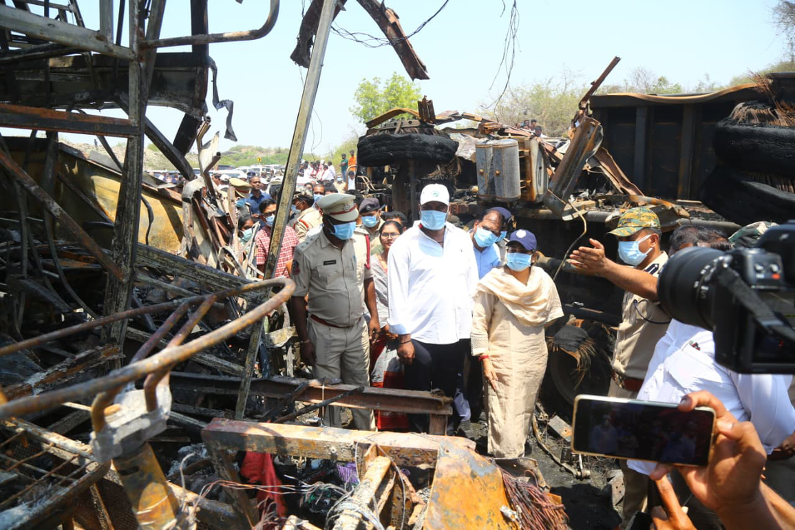 (SpotNews) INDIA-ANDHRA PRADESH-MARKAPURAM-BUS ACCIDENT