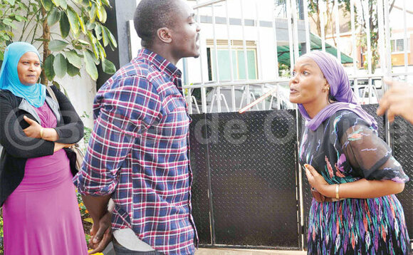 Katende (wakati) nga bawanyisiganya ebigambo ne Nantongo. Wansi ye Nakooza. Katende (wakati) nga bawanyisiganya ebigambo ne Nantongo. Wansi ye Nakooza.