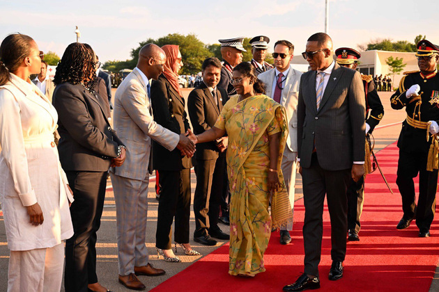 Botswana President sees Murmu off at airport before her departure to India