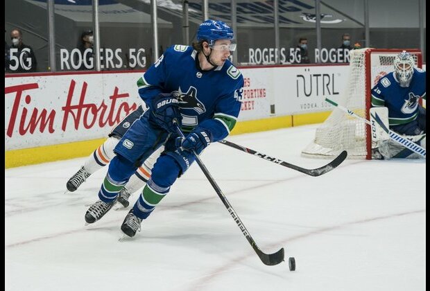 Canucks make Quinn Hughes, Elias Pettersson signings official