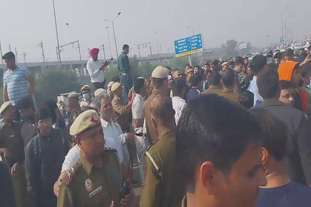 Delhi: Ghazipur residents block road, protest for justice in murder of young man