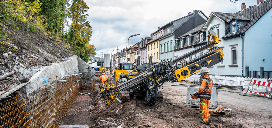 For the expansion of Trippstadter Strasse in Kaiserslautern, Spesa carries out extensive slope safeguarding measures with dismantling and railway embankment reinforcement