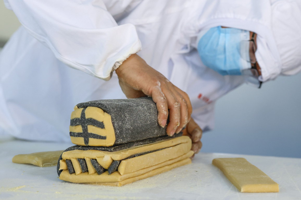 GLOBALink | Character-inlaid candy in E China's Anhui