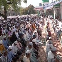 MP: Hundreds offer Eid namaz at Sadar Bazaar Eidgah in Indore