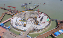  An 8-shaped diaphragm wall has been constructed using Bauer equipment on the Shenzhen-Zhongshan Bridge megaproject