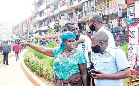 Omu ku bakazi abatundira ebintu ku nguudo ng’aliko by’agamba omuserikale wa KCCA oluvannyuma lw’okubagoba we bakolera. Omu ku bakazi abatundira ebintu ku nguudo ng’aliko by’agamba omuserikale wa KCCA oluvannyuma lw’okubagoba we bakolera.