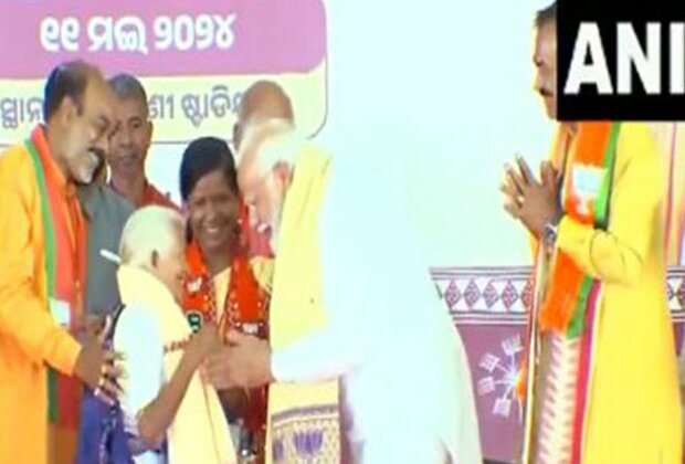 In Odisha's Kandhamal: PM Modi bows down, seeks blessings from Padma awardee Purnamasi Jani