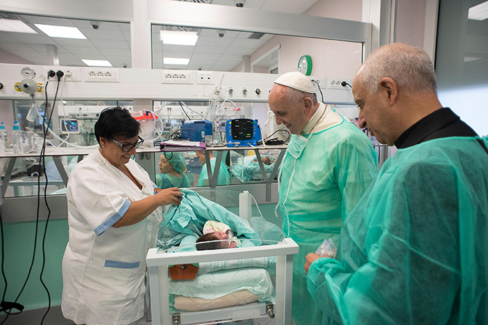  ope rancis during his visit to the neonatology ward of an iovanni ospital in ome 