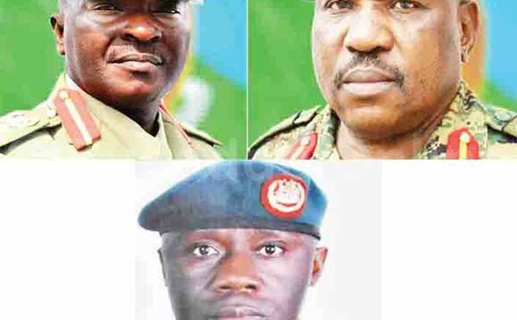 Brig. Golooba ku kkono ate ku ddyo ye Brig. Bakasumba ate wansi ye Col. Ddamulira Brig. Golooba ku kkono ate ku ddyo ye Brig. Bakasumba ate wansi ye Col. Ddamulira