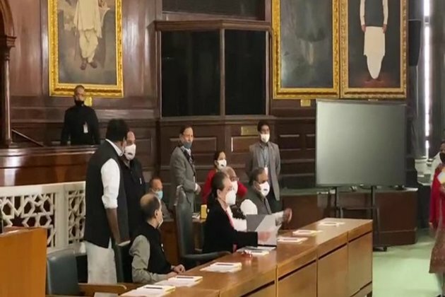 Sonia Gandhi, Rahul reach Parliament for crucial party meet