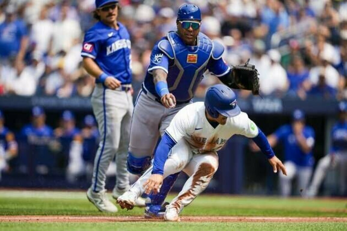 Royals score five in 10th to topple Blue Jays