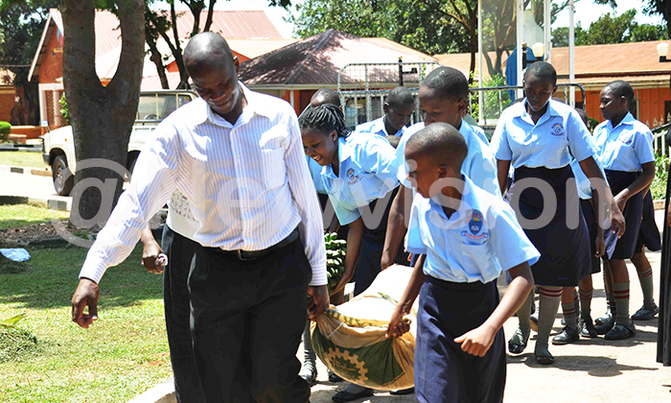 Pupils donate to the needy Pupils donate to the needy