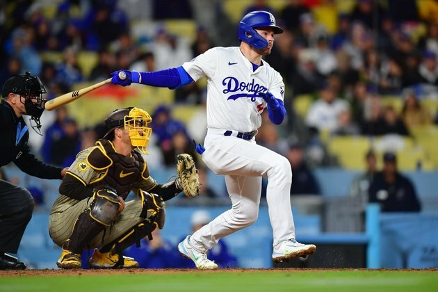After lengthy rain delay, Dodgers cool off Padres' bats