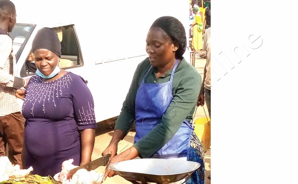 Abatunda ennyama y’enkoko mu kkiro ku luguudo lwa Kafumbe Mukasa. Abatunda ennyama y’enkoko mu kkiro ku luguudo lwa Kafumbe Mukasa.
