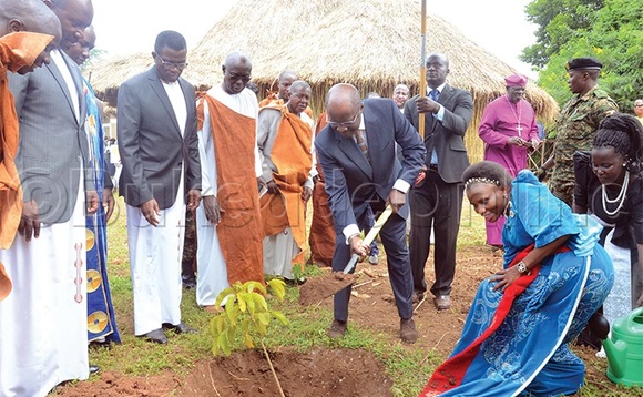 Kabaka ng’asiimba omuti gw’ekijjukizo gye buvuddeko. Kabaka ng’asiimba omuti gw’ekijjukizo gye buvuddeko.