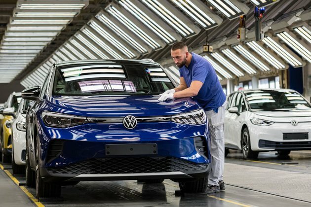 Europe&#039;s top carmaker doubles EV sales, Tesla still out of reach