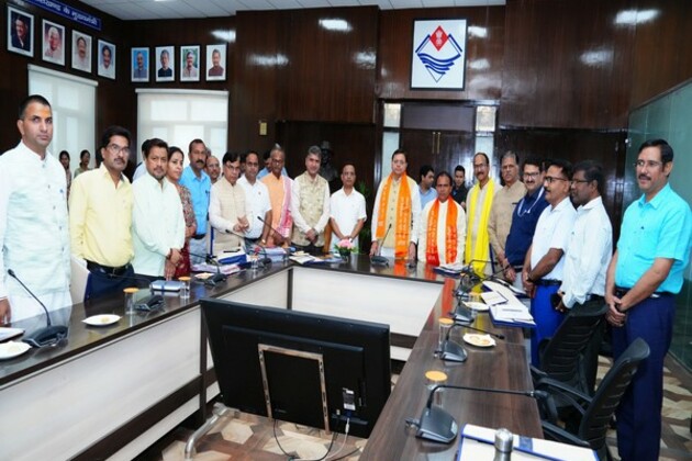 CM Dhami pays tribute to Pahalgam terror attack victims, observes two minutes of silence before State Secretariat meeting