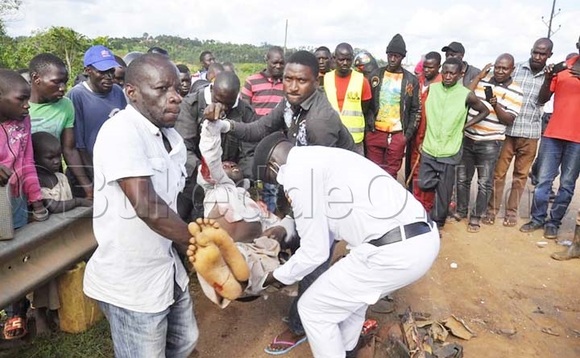 Abaserikale nga bayamba agudde ku kabenje okumutwala mu ddwaaliro. Abaserikale nga bayamba agudde ku kabenje okumutwala mu ddwaaliro.