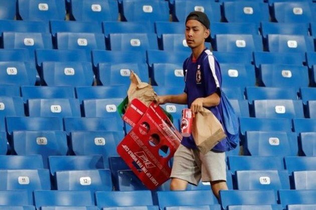 FIFA World Cup 2022: Japanese fans' heartwarming gesture of cleaning stadium after match