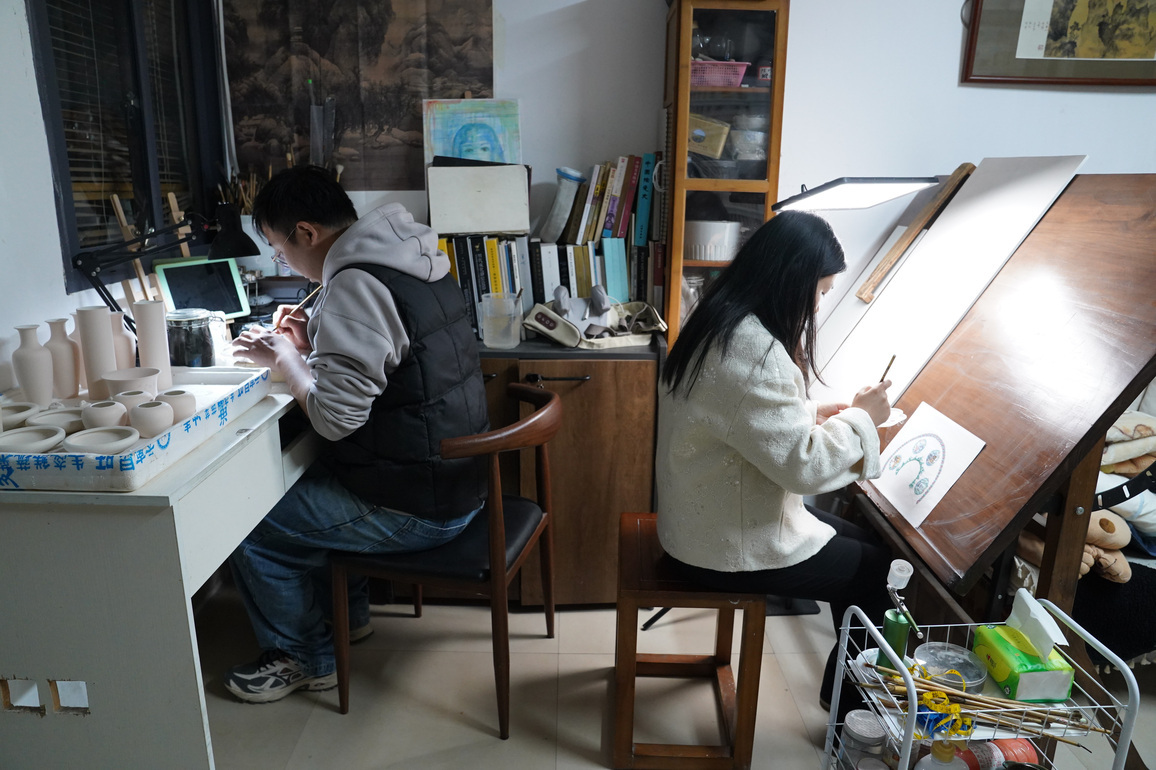 ChineseToday | Young couple chase dream of porcelain painting in China's "porcelain capital"