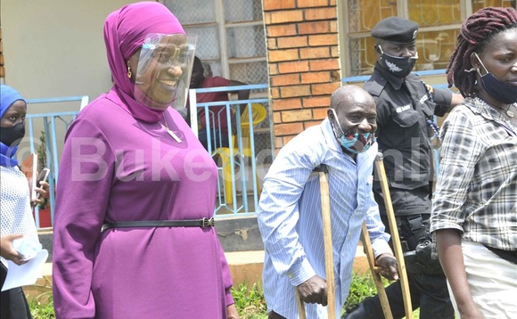 Minisita Kanyike e Namawojjolo ng’ali mu kulambula pulojekiti z’abalema mu Mukono. Minisita Kanyike e Namawojjolo ng’ali mu kulambula pulojekiti z’abalema mu Mukono.