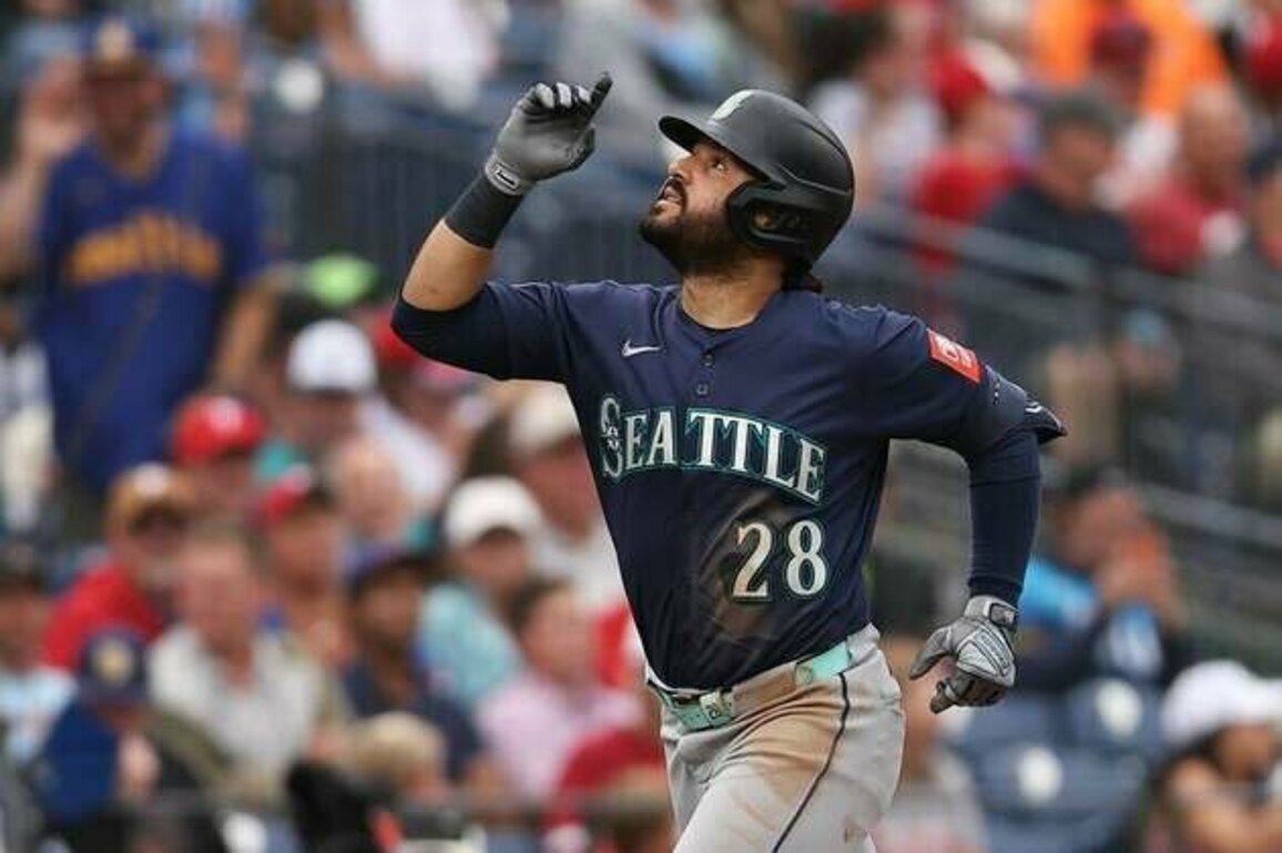 Skidding Mariners welcome return home, take aim at A's