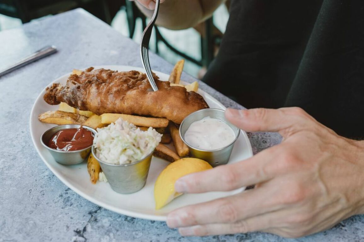 Man orders fish and chips in Spain  but the price leaves Brits totally floored