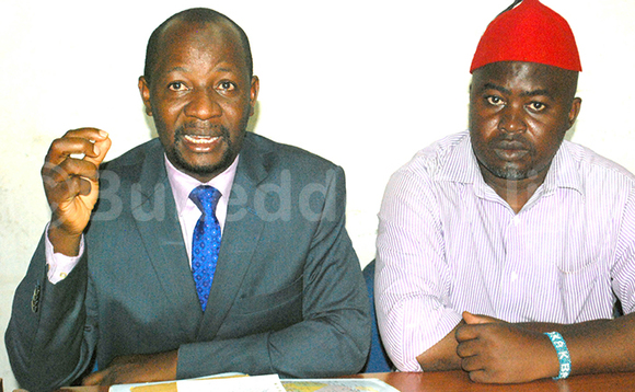 Omwogezi wa FDC Ssemujju Nganda ng’ayogera eri bannamawulire. Ku ddyo ye mumyuka wa Ssabawandiisi w’ekibiina Harold Kaija. Omwogezi wa FDC Ssemujju Nganda ng’ayogera eri bannamawulire. Ku ddyo ye mumyuka wa Ssabawandiisi w’ekibiina Harold Kaija.