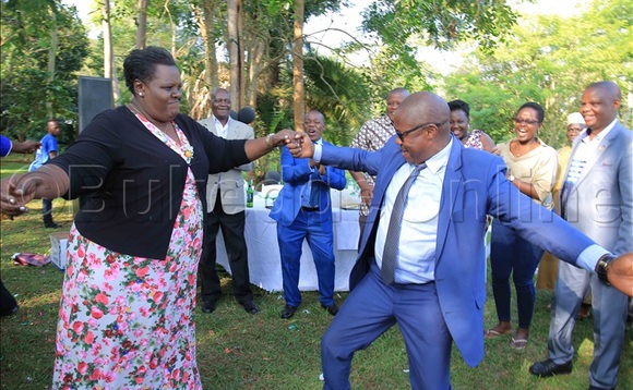 RDC Kirabira ne ssentebe Matia Bwanika nga batema ddansi. EBIFAANANYI BYA PETER SSAAVA RDC Kirabira ne ssentebe Matia Bwanika nga batema ddansi. EBIFAANANYI BYA PETER SSAAVA