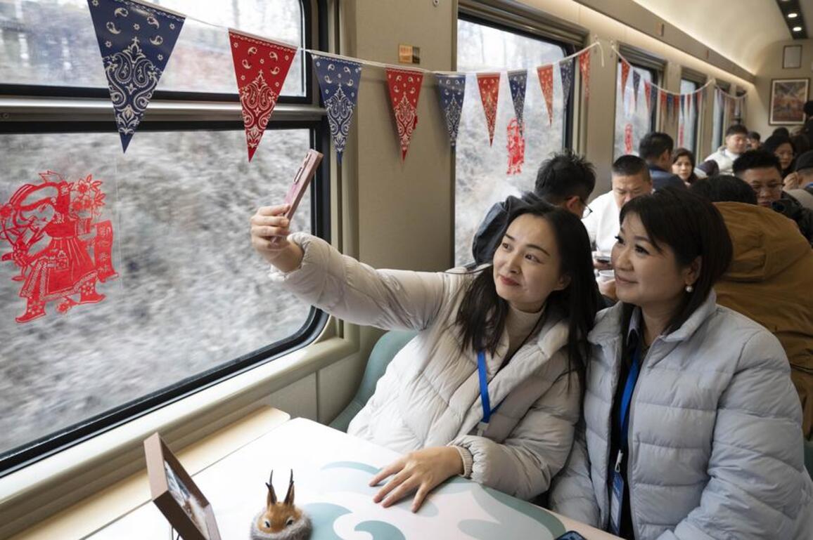 Culture&Life | Ice-and-snow themed tourism train launched in NE China's Heilongjiang