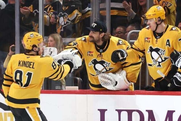 Penguins score four in second to handle Hawks