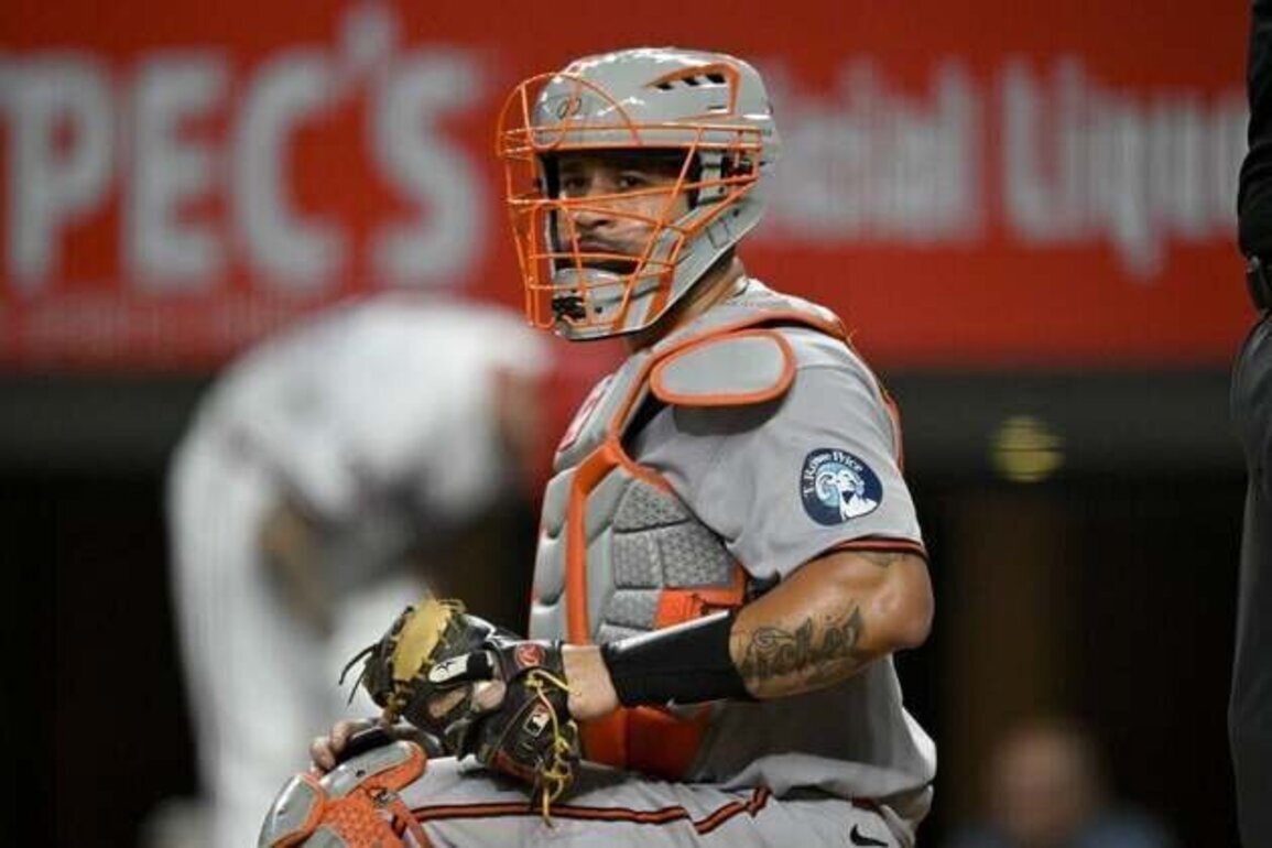 Reports: Brewers bring back C Gary Sanchez on 1-year deal