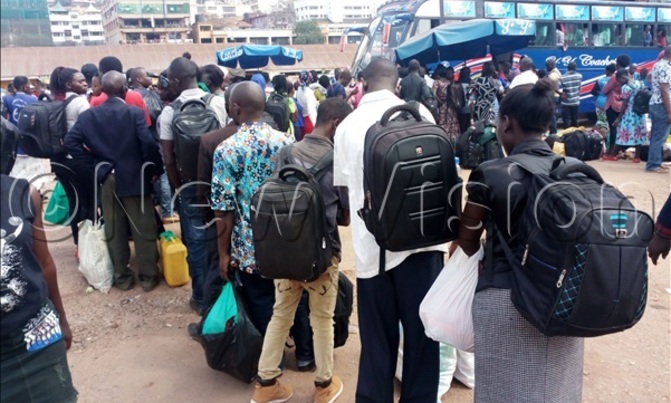 Travelers outnumber buses as Christmas nears Travelers outnumber buses as Christmas nears