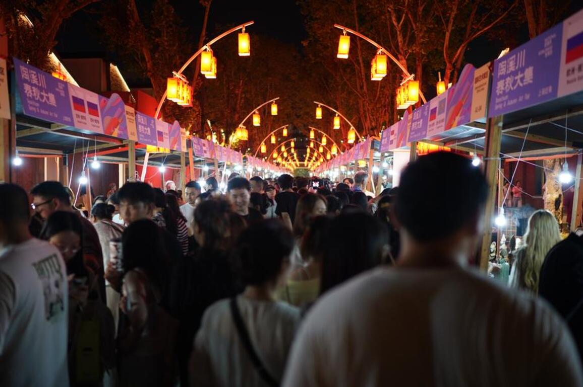 Foreign visitors enchanted by magic of "china" from China