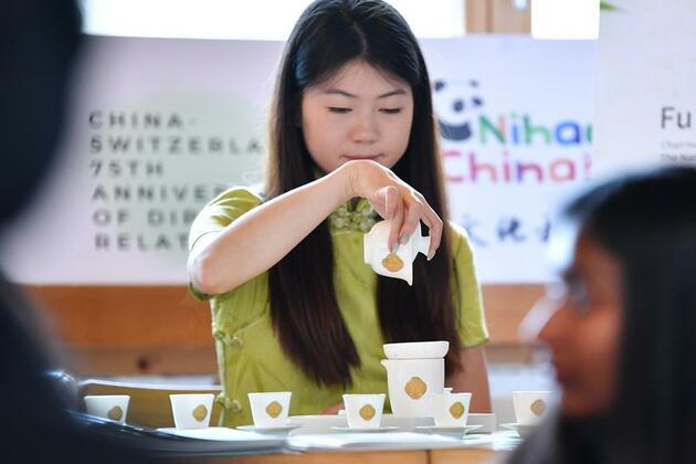 Chinese tea goes down a treat at Swiss mountaintop ceremony