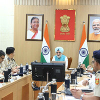 Delhi LG reviews traffic infrastructure, stresses on building modern, transparent and seamless transport system
